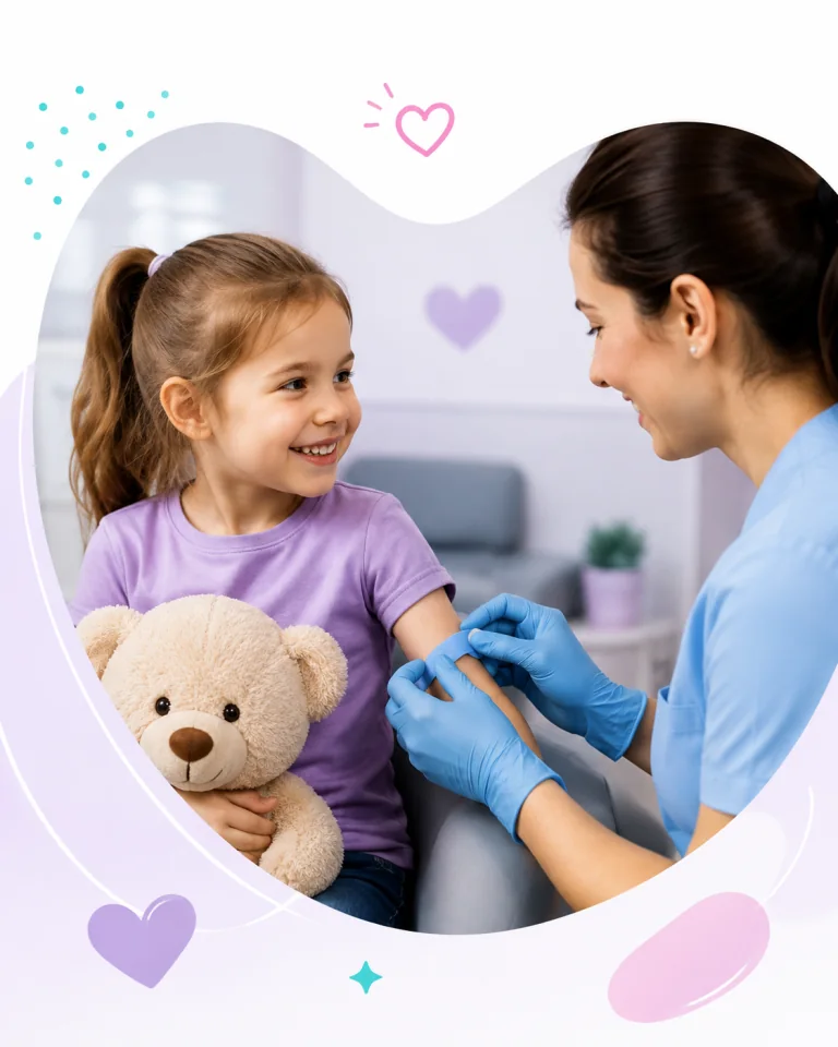 Niña sonriendo junto a una profesional de la salud que le coloca un vendaje, abrazando un osito de peluche